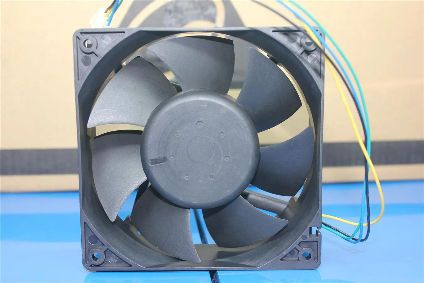 Delta AFB1212HHE 12cm 12V 0.70A double ball four-wire PWM cooling fan Delta AFB1212HHE 12cm 12V 0.70A double ball four-wire PWM cooling fan