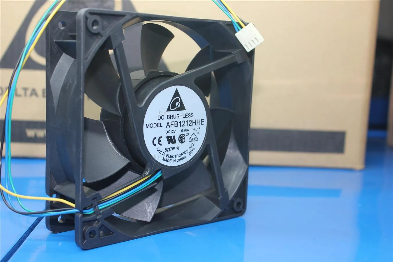 Delta AFB1212HHE 12cm 12V 0.70A double ball four-wire PWM cooling fan Delta AFB1212HHE 12cm 12V 0.70A double ball four-wire PWM cooling fan