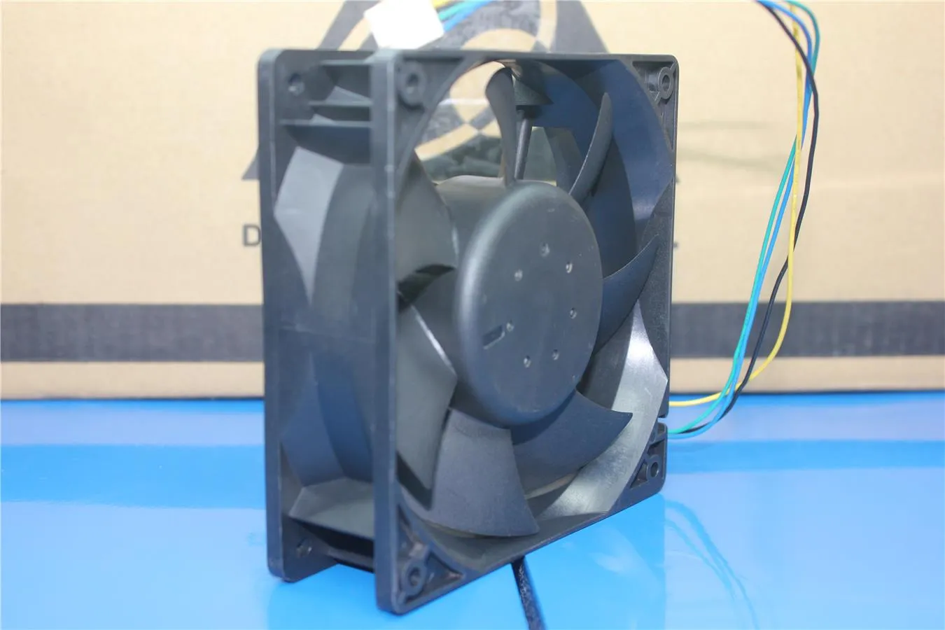 Delta AFB1212HHE 12cm 12V 0.70A double ball four-wire PWM cooling fan Delta AFB1212HHE 12cm 12V 0.70A double ball four-wire PWM cooling fan