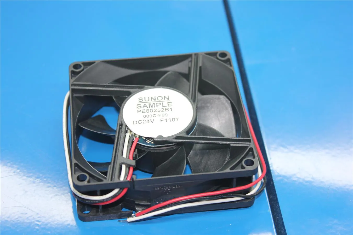 Sunon PE80252B1-000C-F99 8025 24V 4.8W inverter fan Sunon PE80252B1-000C-F99 8025 24V 4.8W inverter fan