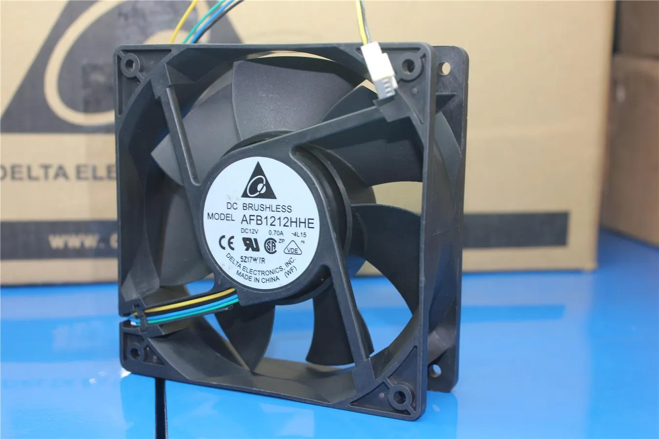 Delta AFB1212HHE 12cm 12V 0.70A double ball four-wire PWM cooling fan Delta AFB1212HHE 12cm 12V 0.70A double ball four-wire PWM cooling fan