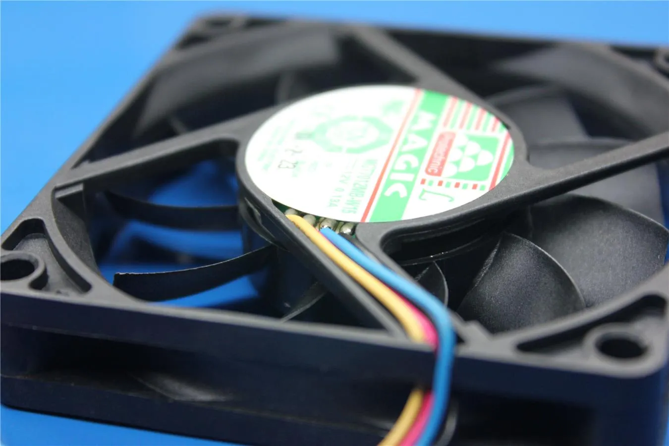Magic MGT7012MB 7CM 12V 0.13A hydraulic four-wire PWM fan Magic MGT7012MB 7CM 12V 0.13A hydraulic four-wire PWM fan